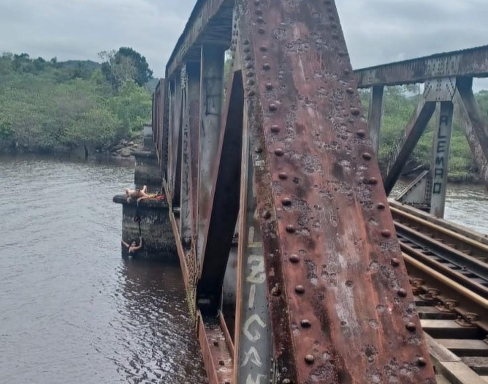 Mulher cai de ponte em Araquari, no Norte de SC