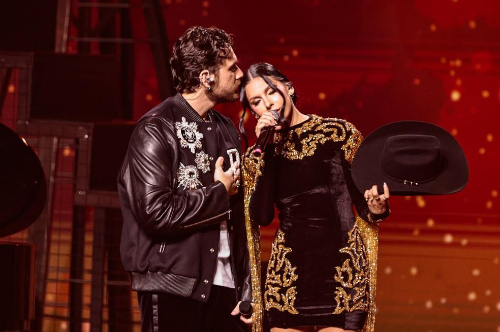 Gustavo Mioto e Ana Castela no palco