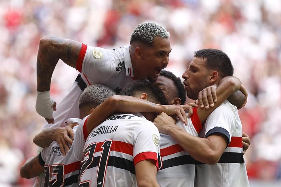 São Paulo comemora gol em vitória sobre o Corinthians