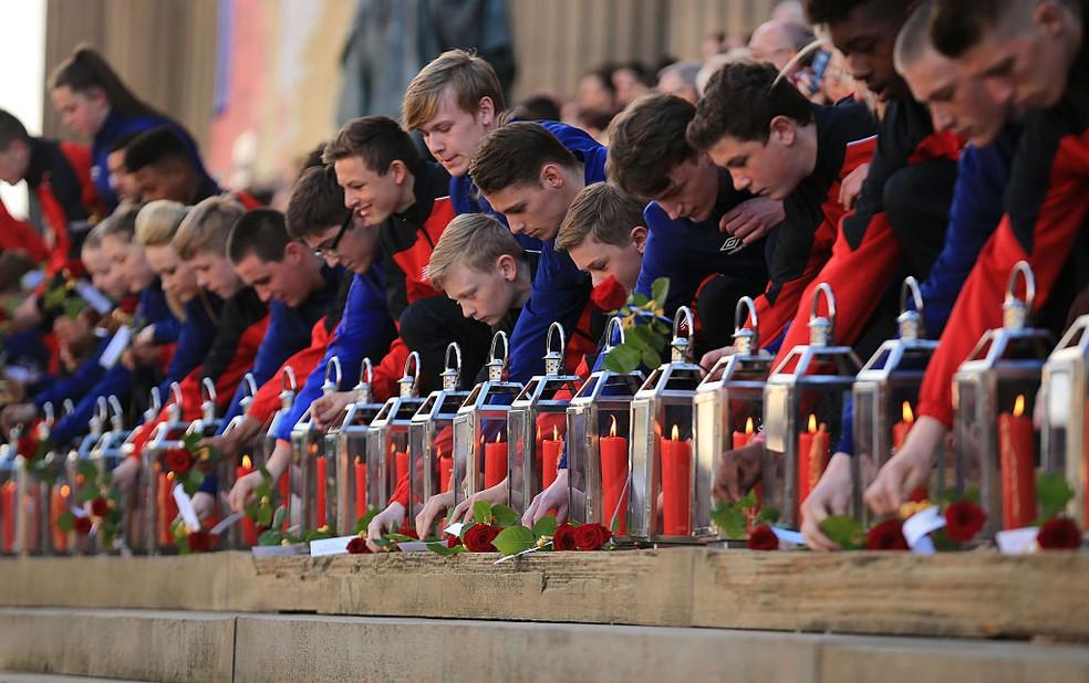 Everton e Liverpool homenageiam mortos na tragédia de Hillsborough