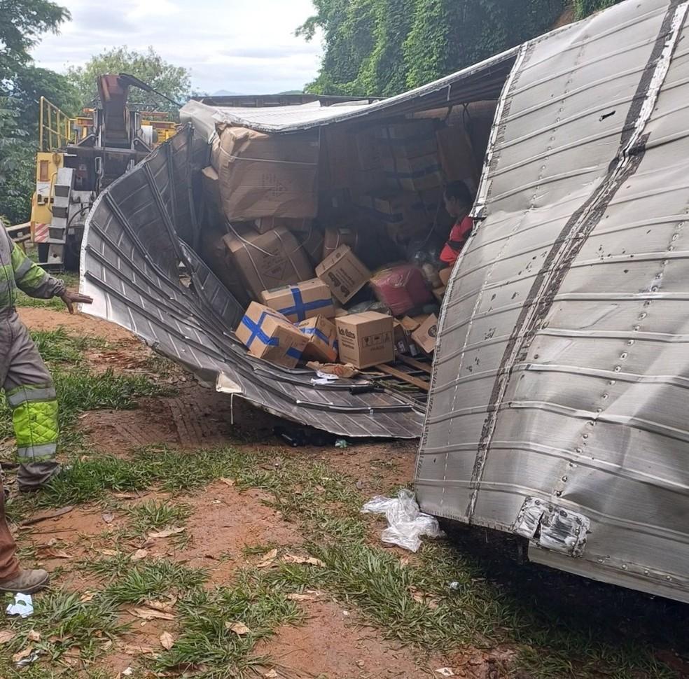 Parte da carga de caminhão que tombou na descida da Serra das Araras foi saqueada