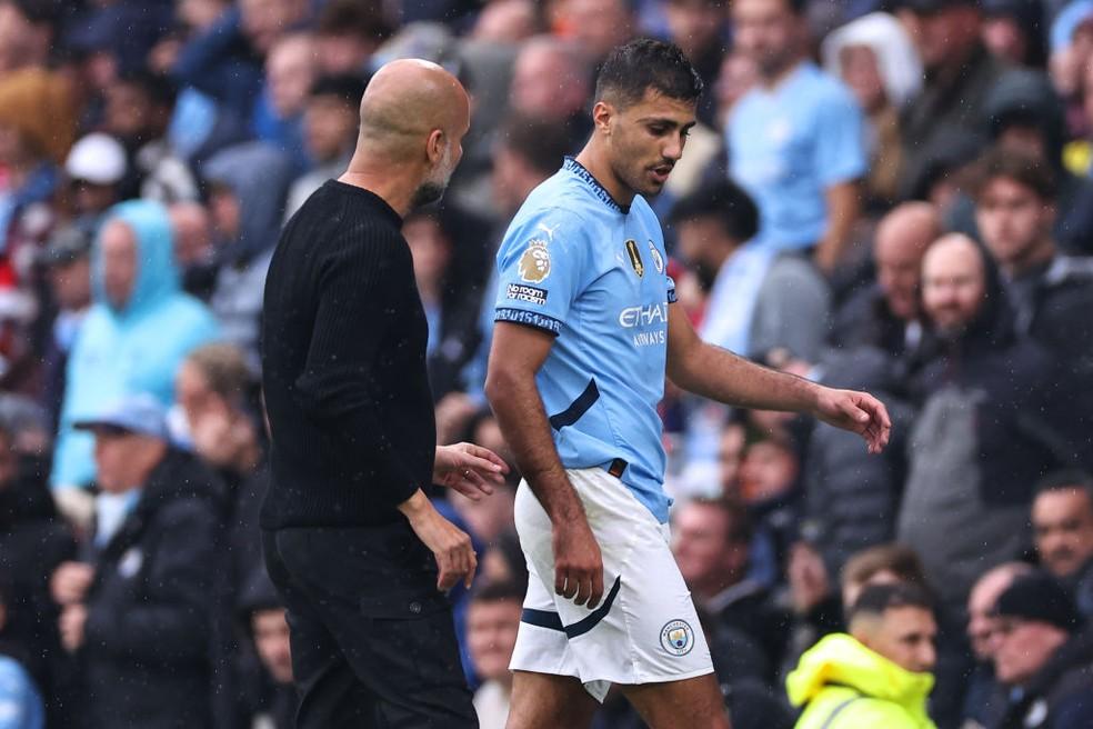 Guardiola conversa com Rodri, que saiu lesionado em Manchester City x Arsenal