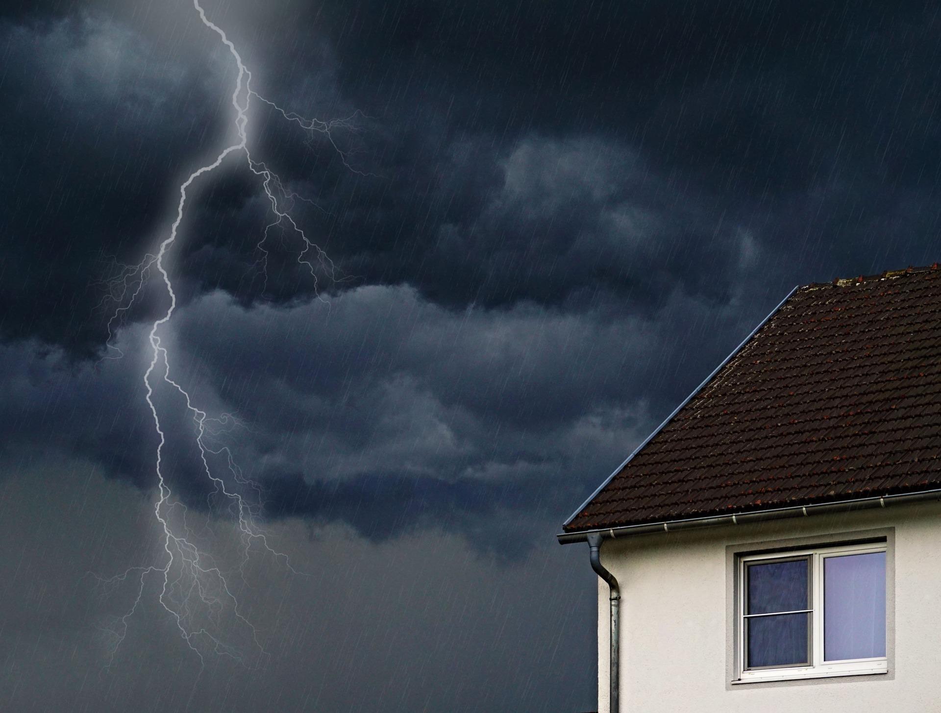 Previsão do tempo - Raios e tempestade - nuvens carregadas - nova frente fria