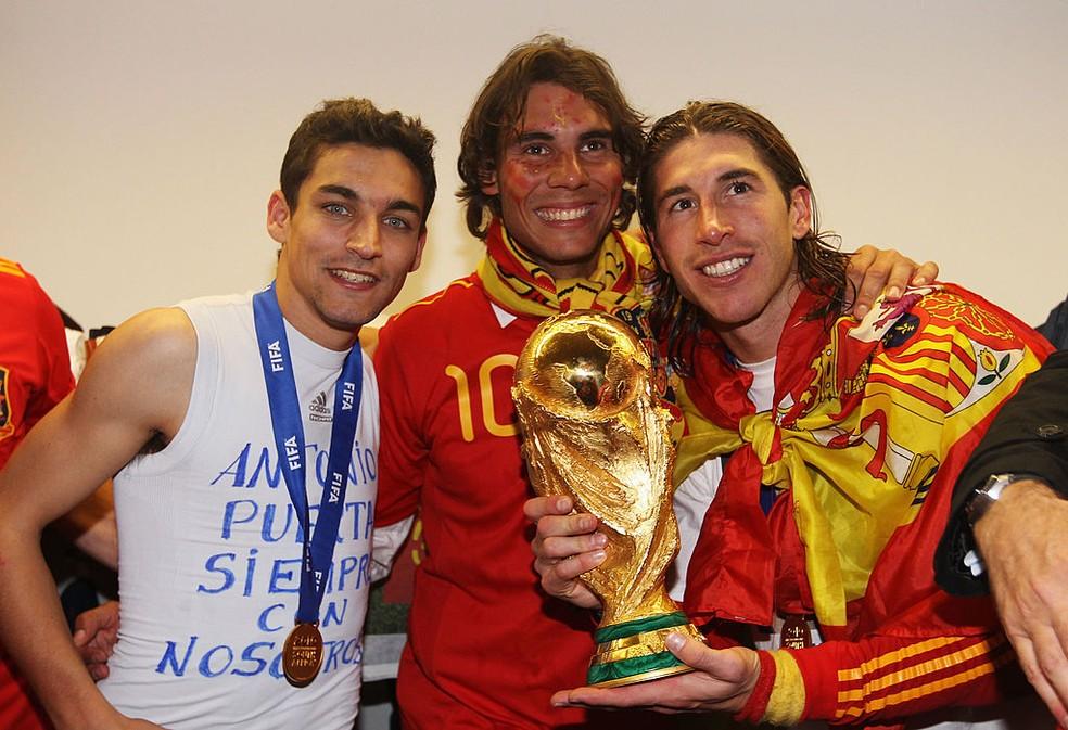 Jesus Navas, Rafael Nadal e Sergio Ramos com taça da Copa do Mundo de 2010