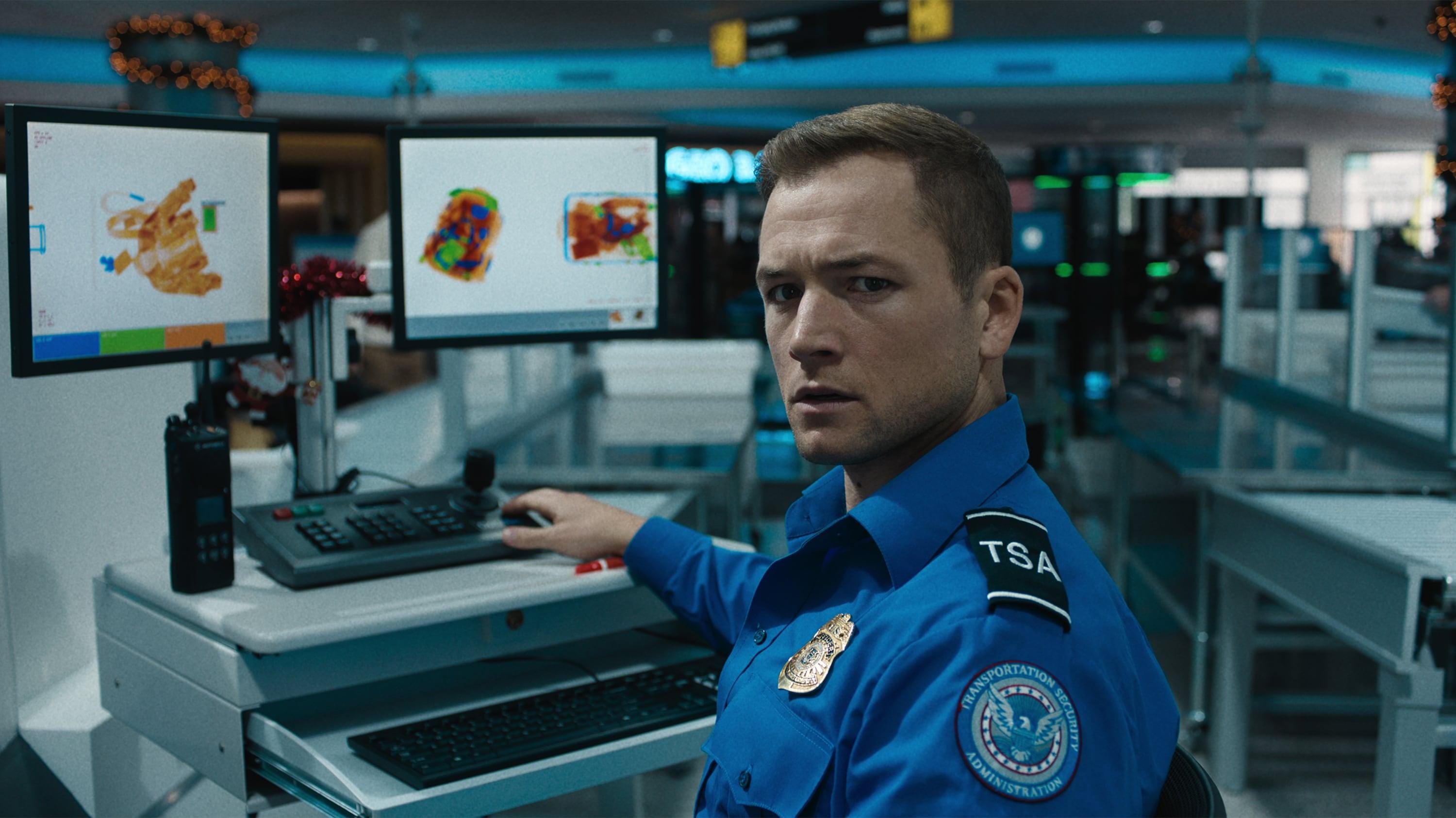 Taron Egerton as Ethan Kopek em Carry-On