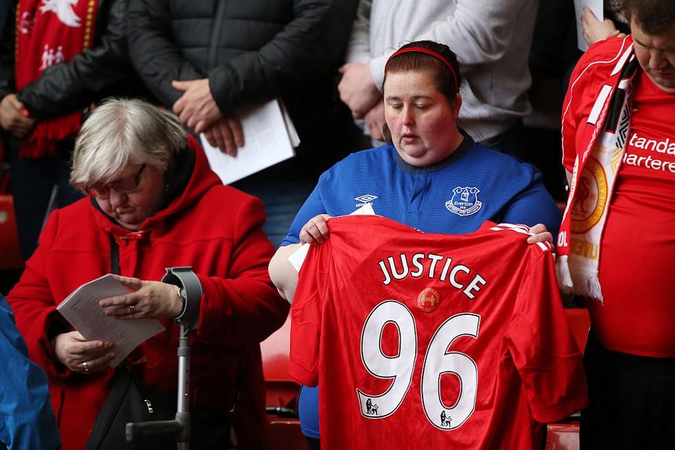 Torcedora do Everton segura camisa do Liverpool que homenageia os mortos de Hillsborough