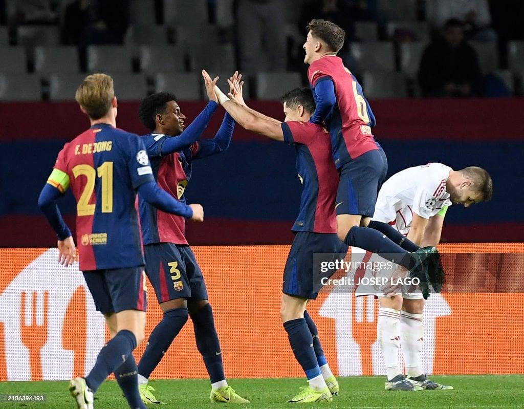 Os jogadores do Barcelona comemoram o 100º gol de Robert Lewandowski na Champions League