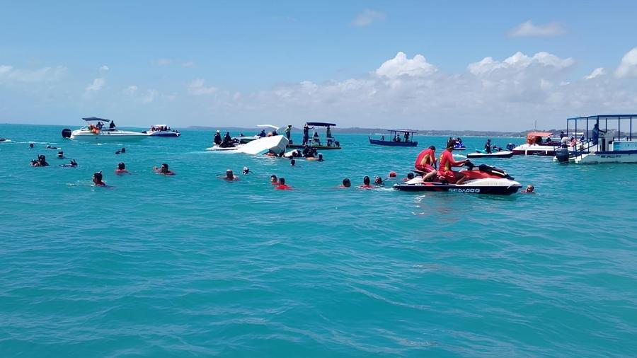 Militares do Corpo de Bombeiros resgatam vítimas de naufrágio de catamarã em Alagoas.