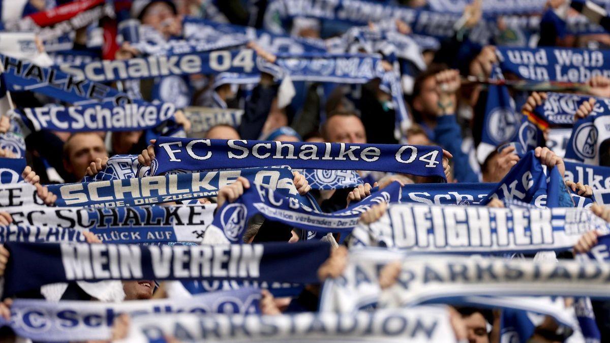 Torcedores do FC Schalke 04 nas arquibancadas