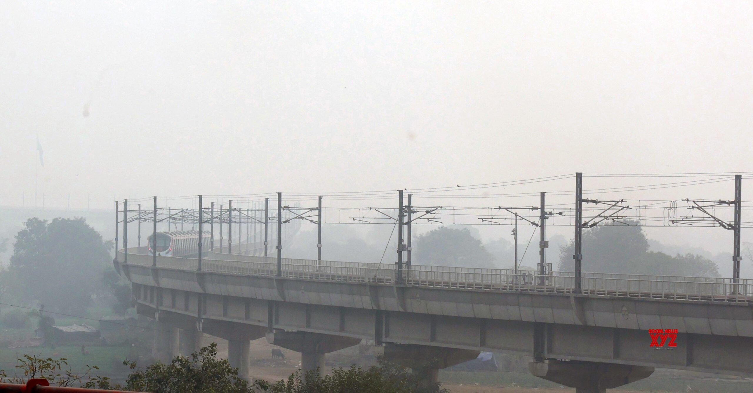 Metrô de Nova Delhi se movendo em meio a densa neblina