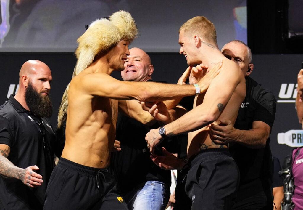 Ian Machado Garry e Shavkat Rakhmonov durante o pesagem cerimonial do UFC 310