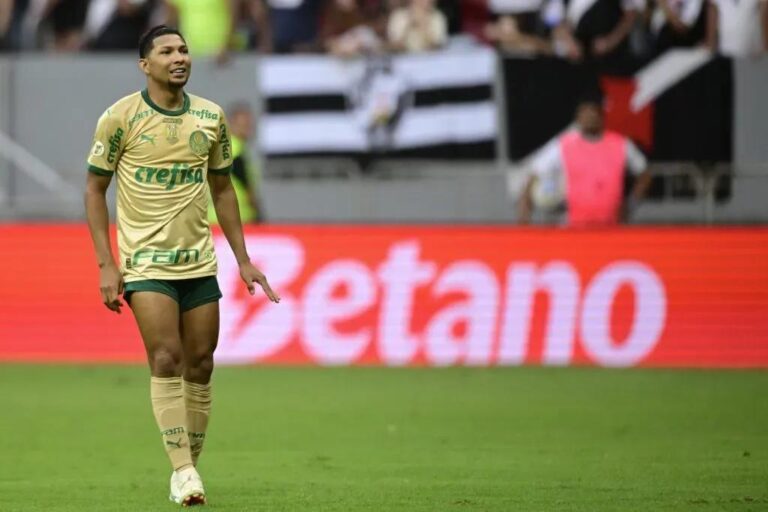 Santos intensifica buscas por Zé Rafael e Rony do Palmeiras