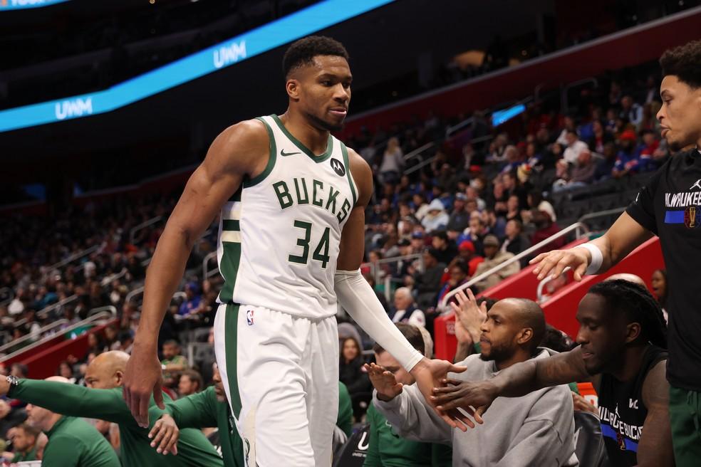 Giannis Antetokounmpo contra o Pistons