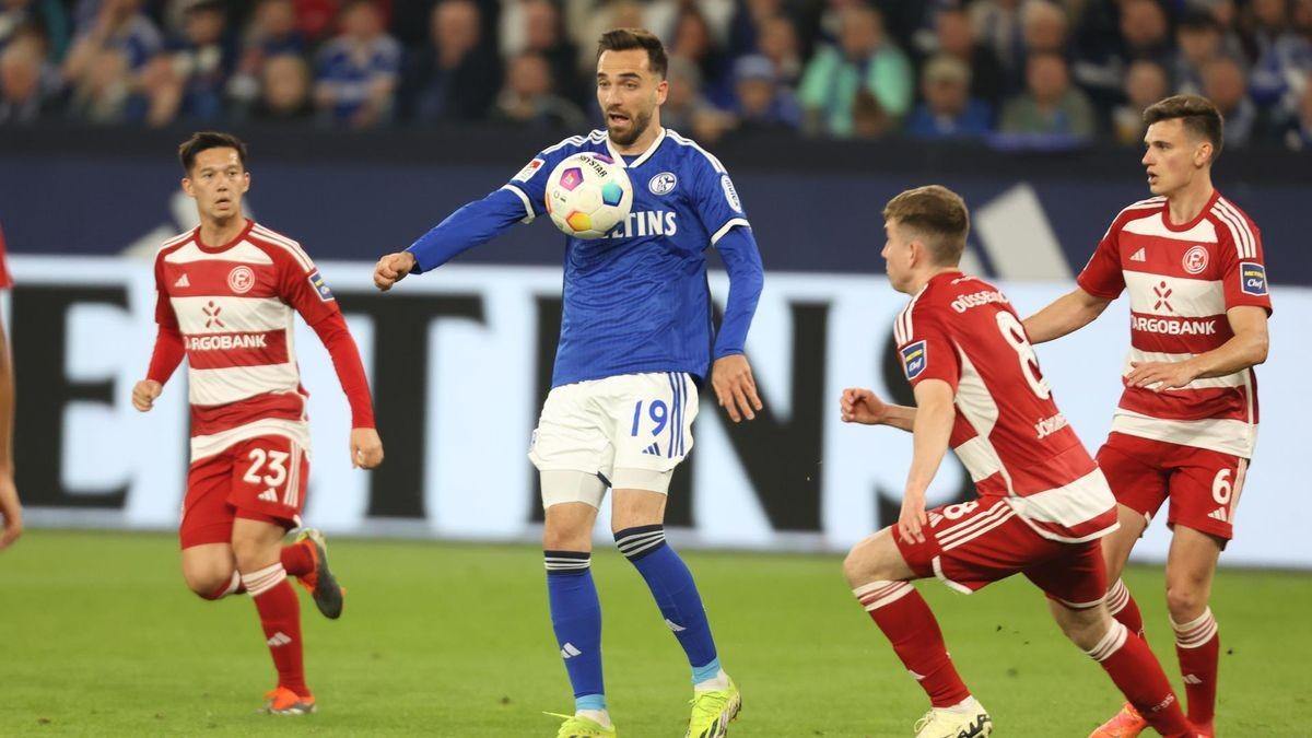 Kenan Karaman, capitão do Schalke 04, em ação