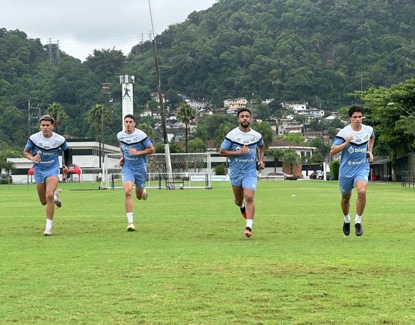 Jogadores do Santos durante treino