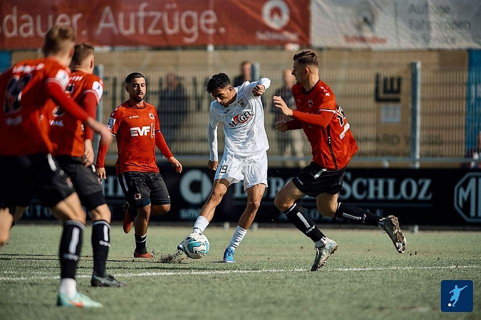 Krish Raweri (branco) muda-se do FC Gießen para o SC Freiburg.