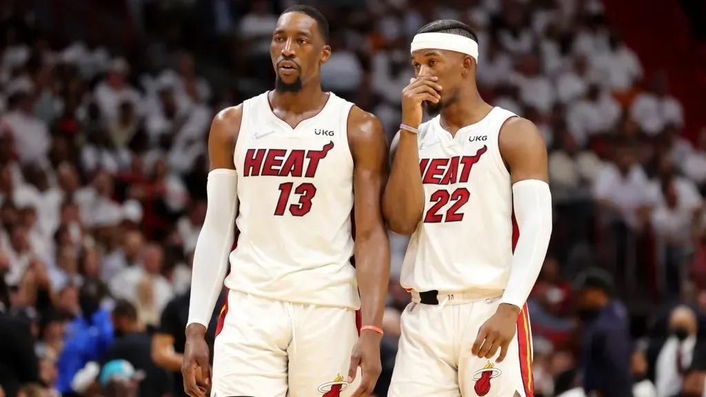 Bam Adebayo e Jimmy Butler do Miami Heat conversando durante jogo