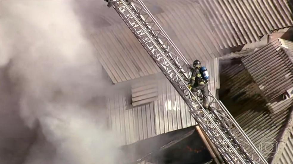 Bombeiros combatem incêndio em lojas de roupas no Bom Retiro