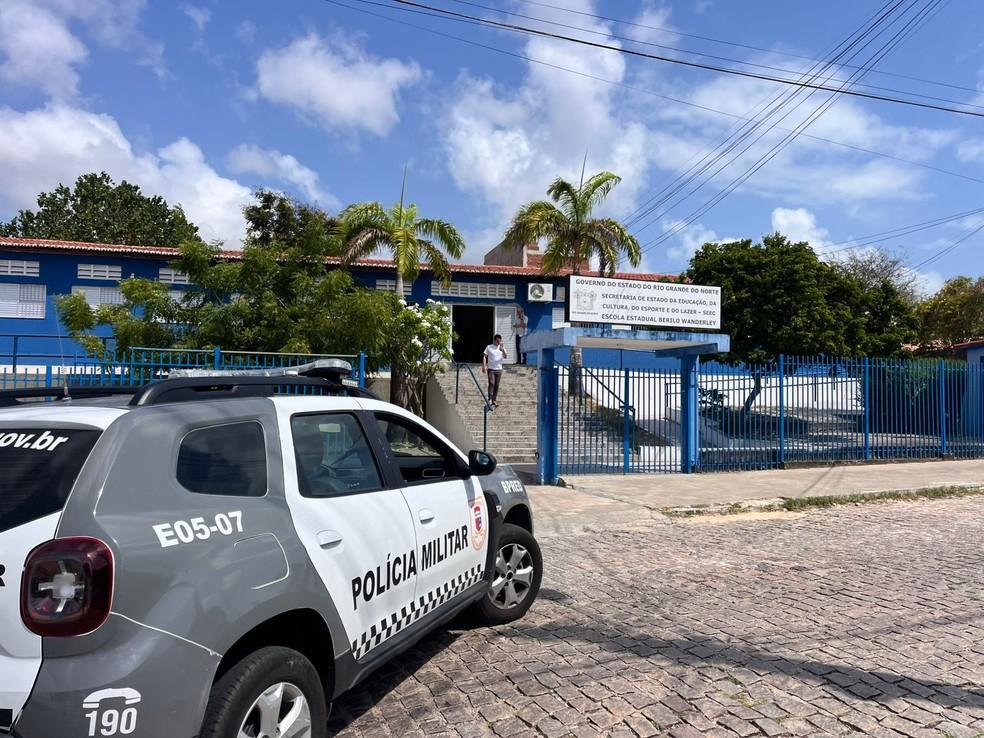 Viatura da Polícia Militar em frente à Escola Estadual Berilo Wanderley em Natal