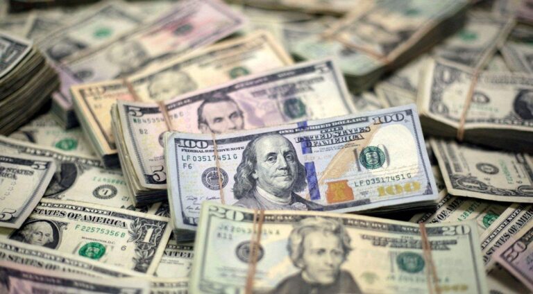 Dólar e Ibovespa: Alta do câmbio e queda da bolsa marcam mercado financeiro