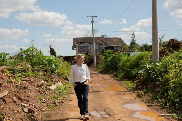 Cate Blanchett visita áreas afetadas por enchentes no Rio Grande do Sul