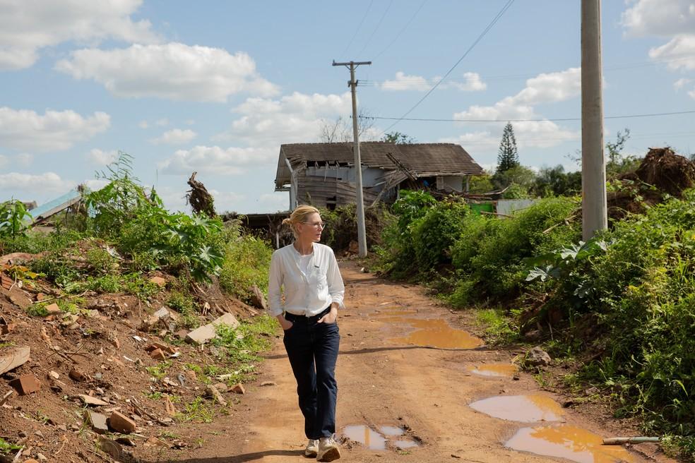 Cate Blanchett visita áreas atingidas pela enchente em Cruzeiro do Sul