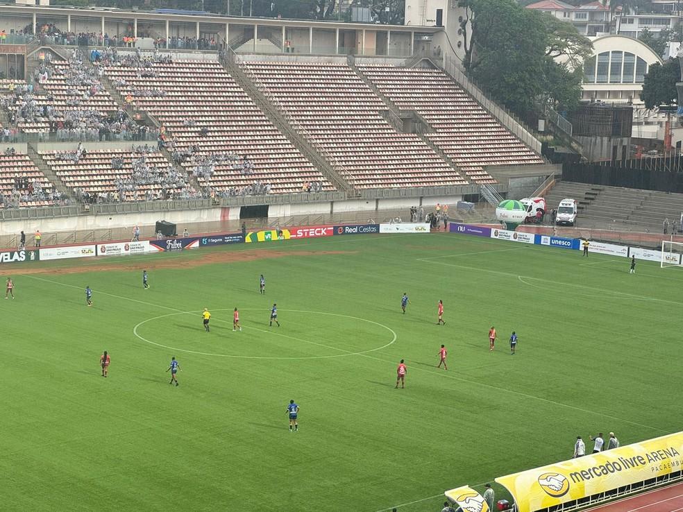 Material do gramado sintético ficou no gramado do Pacaembu após o alagamento