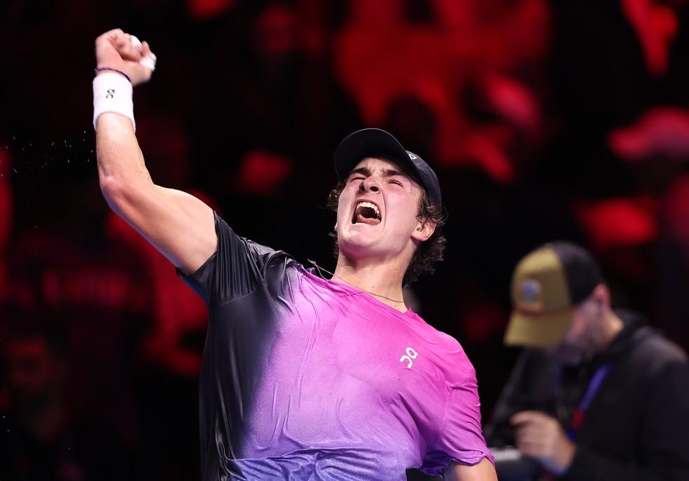 João Fonseca vibra após vencer a final do Next Gen ATP Finals