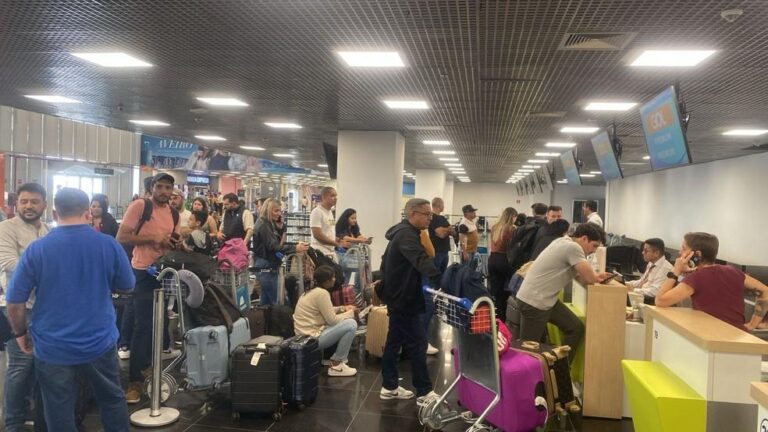 Cancelamento de Voo na Véspera de Natal Deixa Passageiros Revoltados