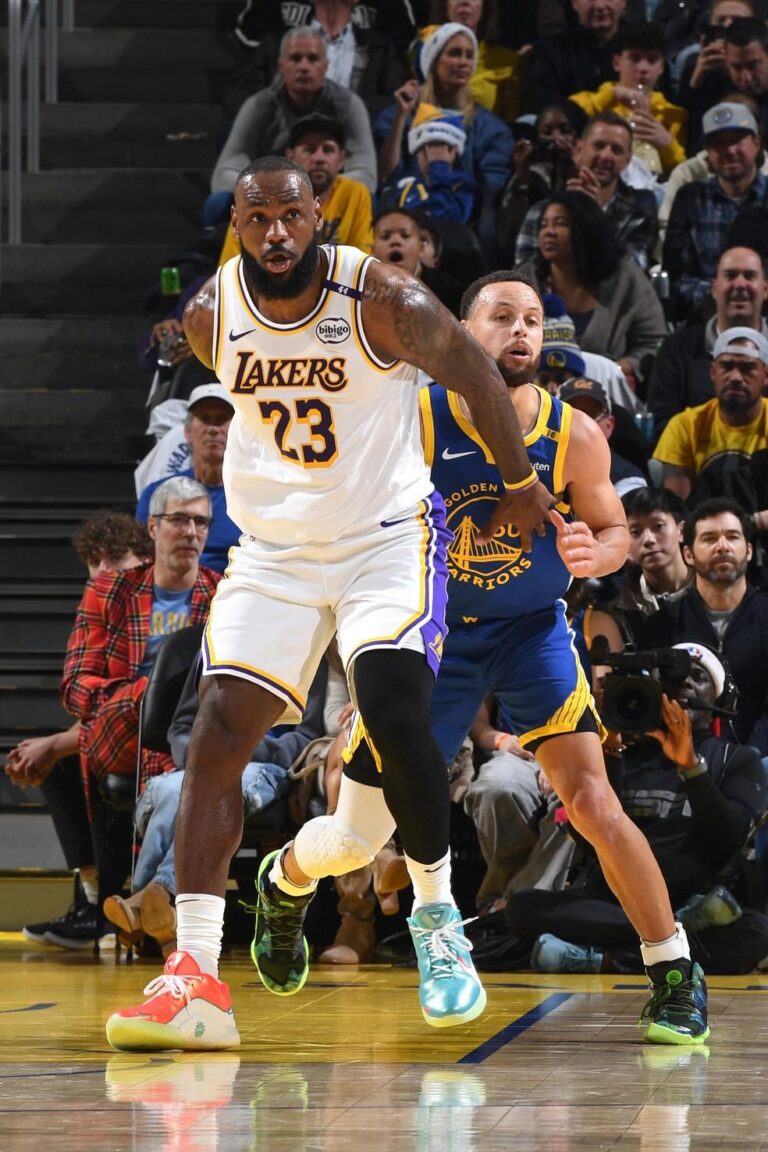 Lakers vencem Warriors e LeBron James empata confrontos diretos com Stephen Curry no Natal