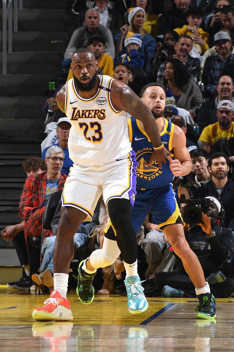 LeBron James e Stephen Curry em Lakers x Warriors