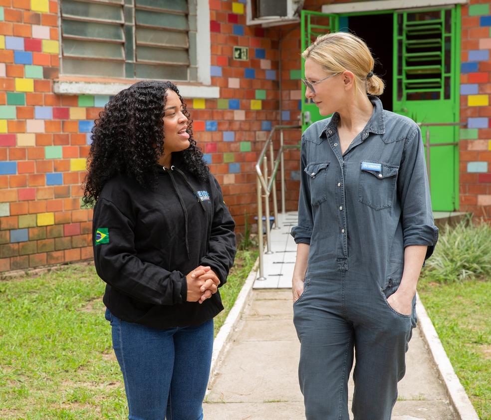 Cate Blanchett e a venezuelana Johanna Moya, em Porto Alegre