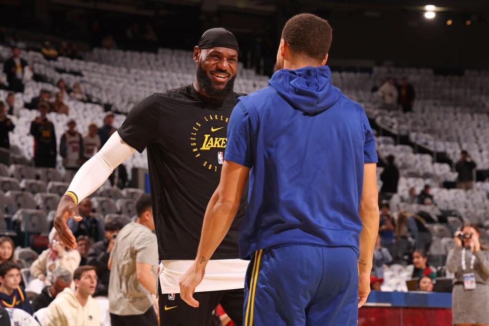 LeBron James e Stephen Curry conversam antes da partida