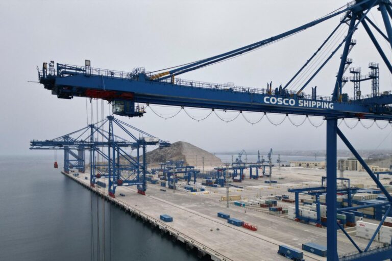 Peru fecha portos devido a fortes ondas e evento climático impacta costa do país