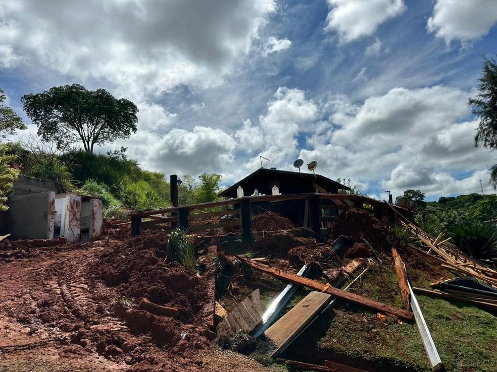 Deslizamento de terra matou três pessoas em Taubaté, SP