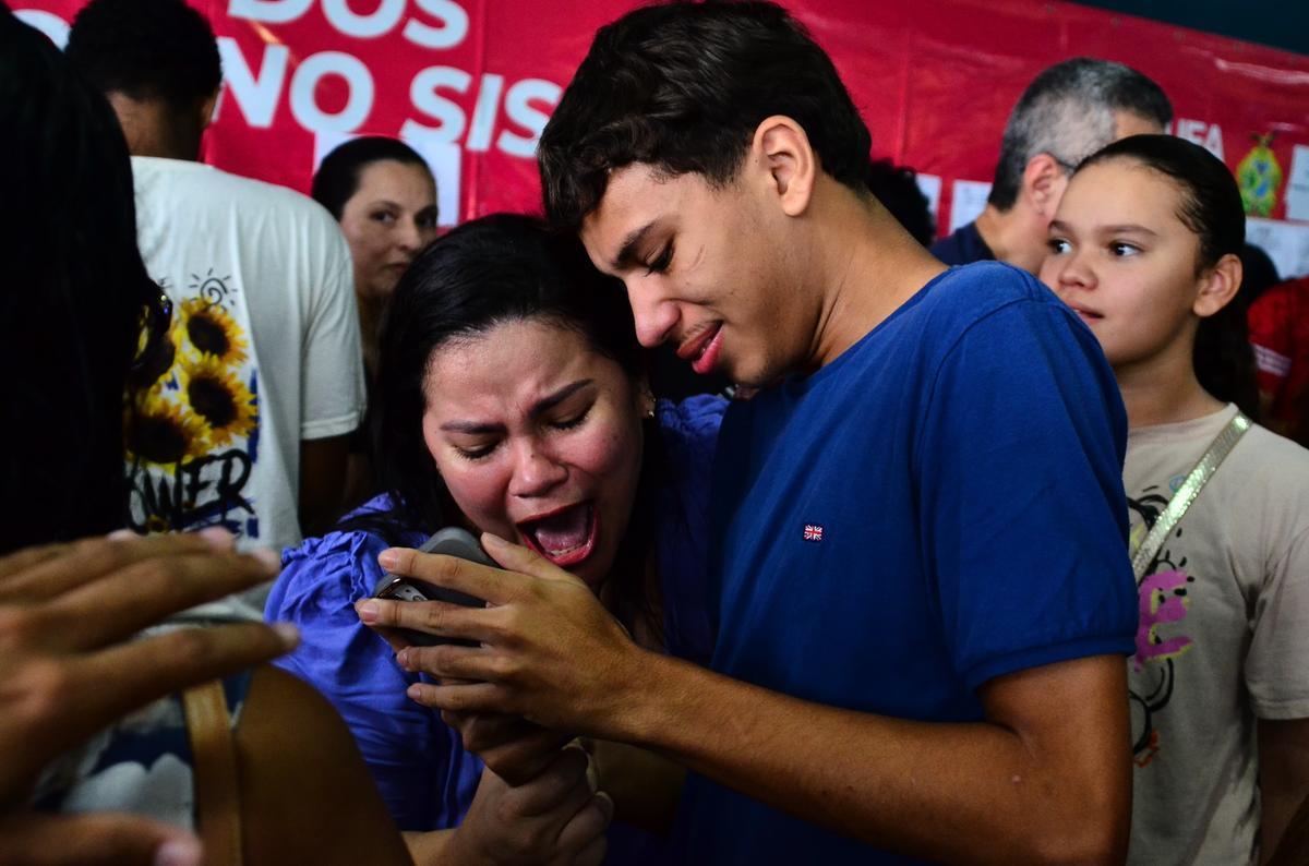 Samuel Sabino comemorando a aprovação no vestibular