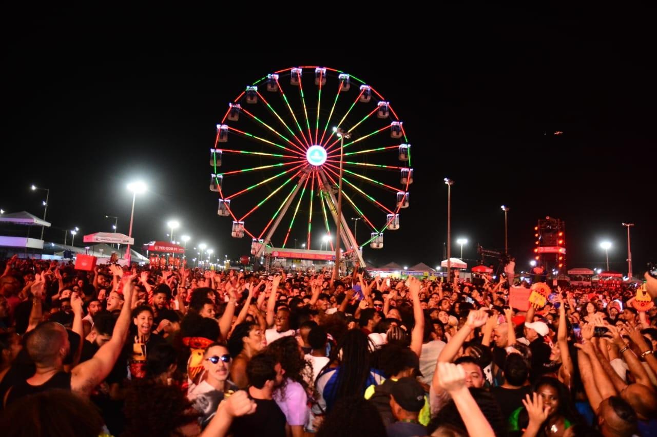 Público curte primeiro dia do Festival Virada Salvador 2025