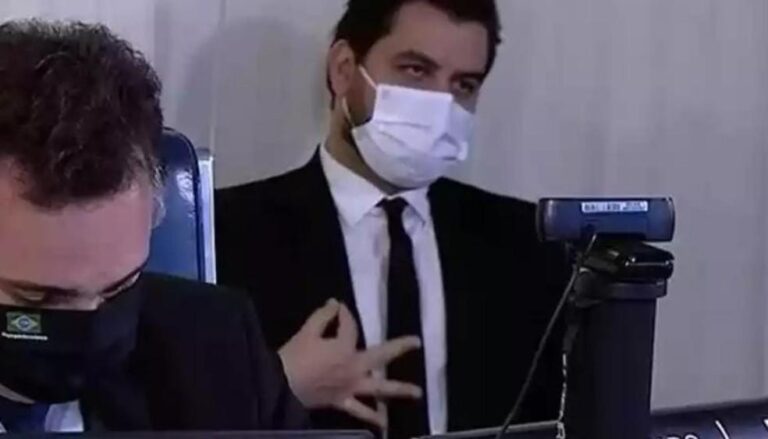 Filipe Martins, ex-assessor de Bolsonaro, condenado por gesto supremacista em sessão do Senado