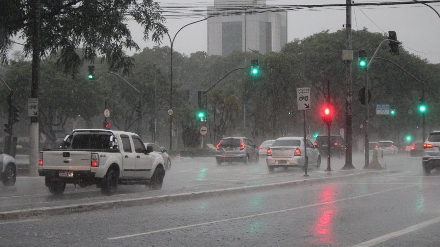 25.dez.2024 - Forte chuva causa pontos de alagamento, na Avenida Tiradentes, na região central de São Paulo