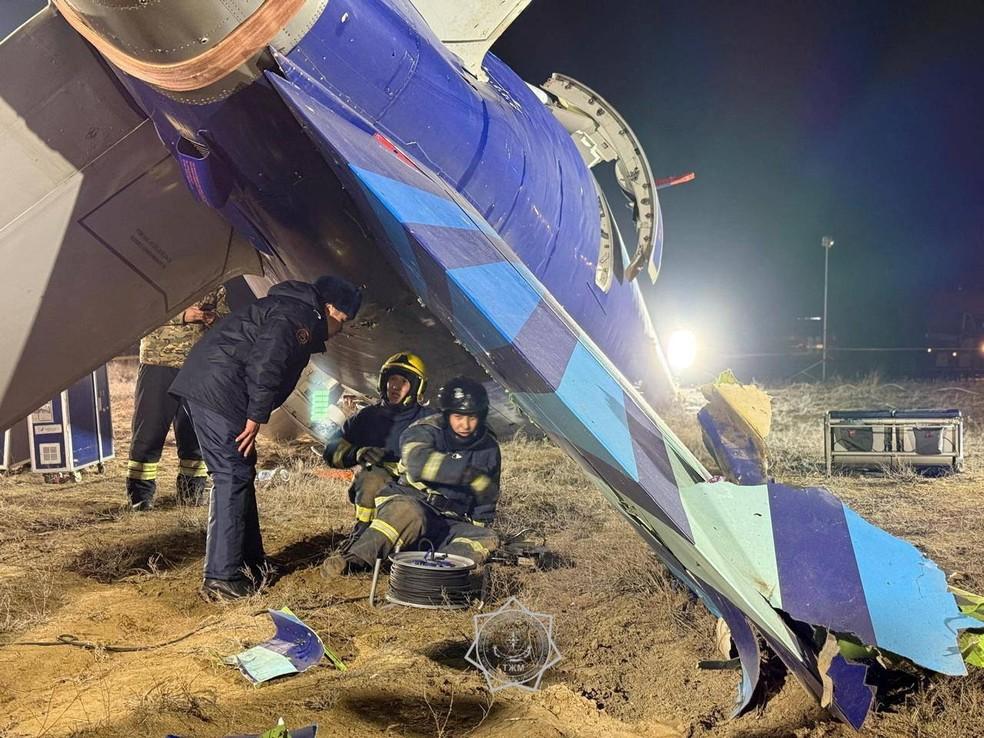 Especialistas periciam os destroços do avião da Embraer que caiu no Cazaquistão.