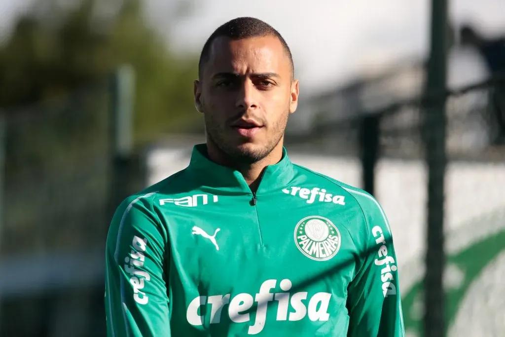 Arthur Cabral durante partida pelo Benfica