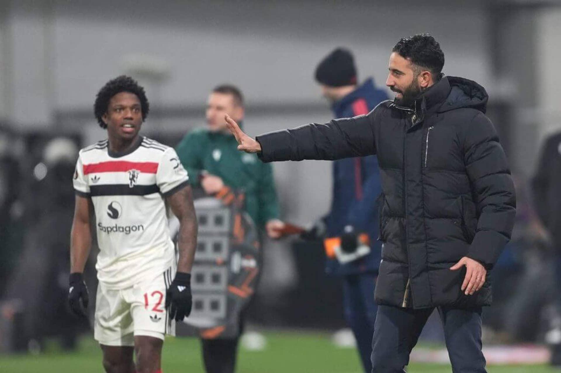 Ruben Amorim, treinador do Manchester United, instrui sua equipe durante o jogo contra Viktoria Plzen