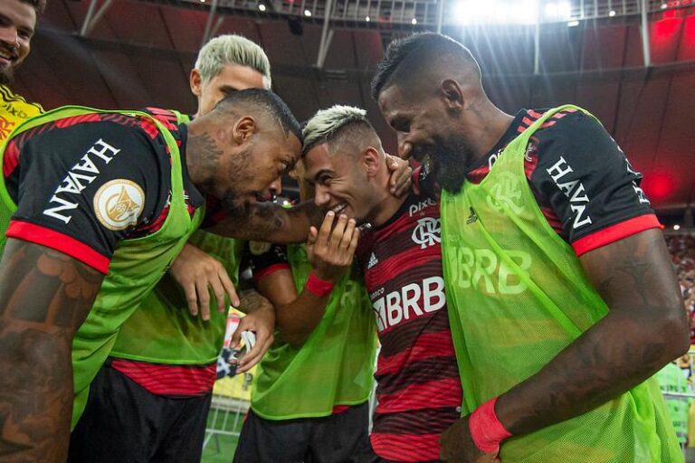 Ex-jogadores do Flamengo se encontram em Londres e celebram com dança