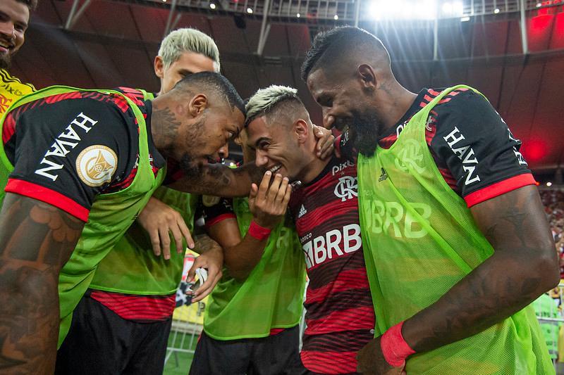 Andreas Pereira, Rodinei e Rodrigo Muniz em encontro animado em Londres.