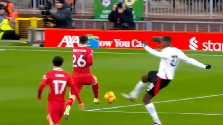 Polêmica no Anfield: Issa Diop Escapa de Cartão Vermelho em Dura Entrada contra Liverpool