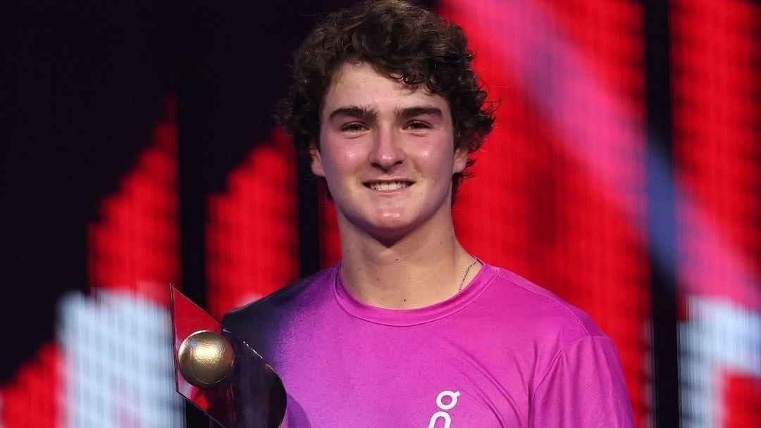 João Fonseca segura troféu do Next Gen ATP Finals.