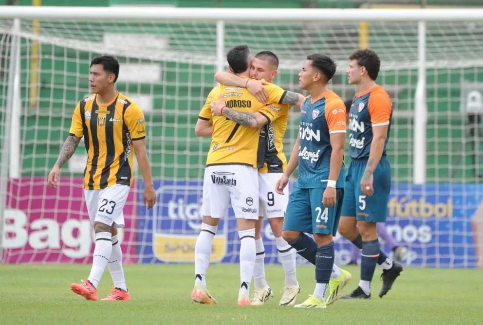 Sebastián Guerrero é felicitado por Amoroso após marcar o primeiro gol em Royal Pari
