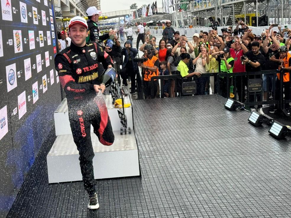 Felipe Baptista comemora vitória na corrida sprint em Interlagos