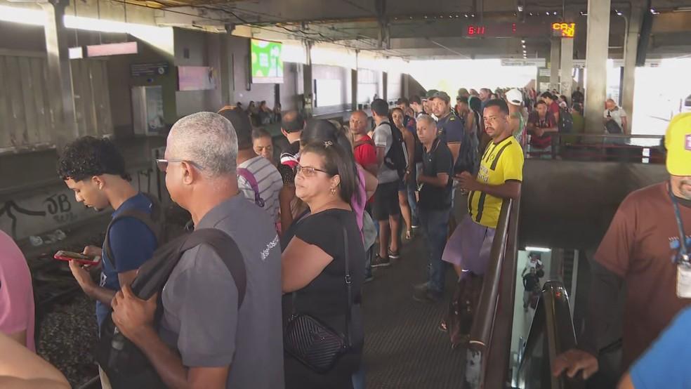 Fila de passageiros na Estação Joana Bezerra, no Centro do Recife