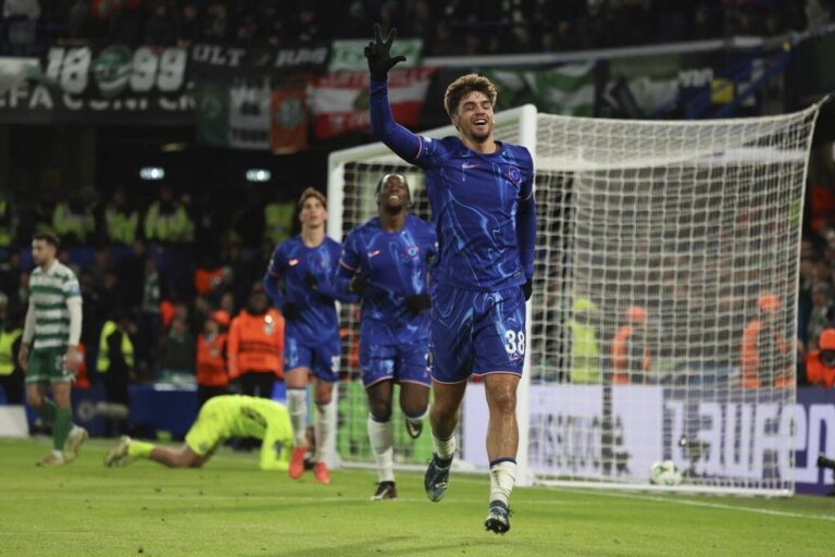 Marc Guiu brilha com hat-trick e ajuda Chelsea a garantir classificação na Conference League